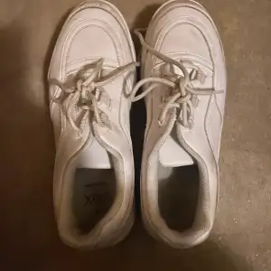 Vita skor, storleken är 40, de är ifrån VOX och de är knappt använda. Priset kan diskuteras. 