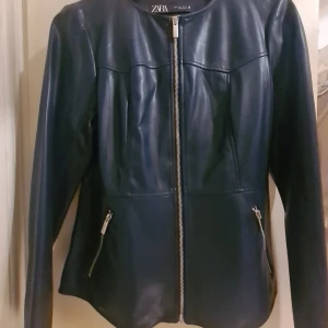 Jacka från ZARA - Mörk blå jacka från ZARA . Skinnimitation , oanvänd . Strl L men är som en M