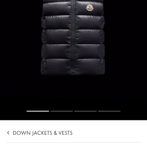 Moncler vest - Hej, nu säljer jag min Moncler väst! Vill du ha fler bilder kan du säga till🤪❤️