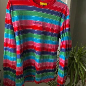 Rotation tröja - Tröja i fina färger och bra kvalitet från Carlings, märket Rotations. Använd fåtal gånger och därför i mycket fint skick. Står att det är strlk 2 på lappen, passar både S/M. Köparen står för frakten! Hör av dig vid frågor:)