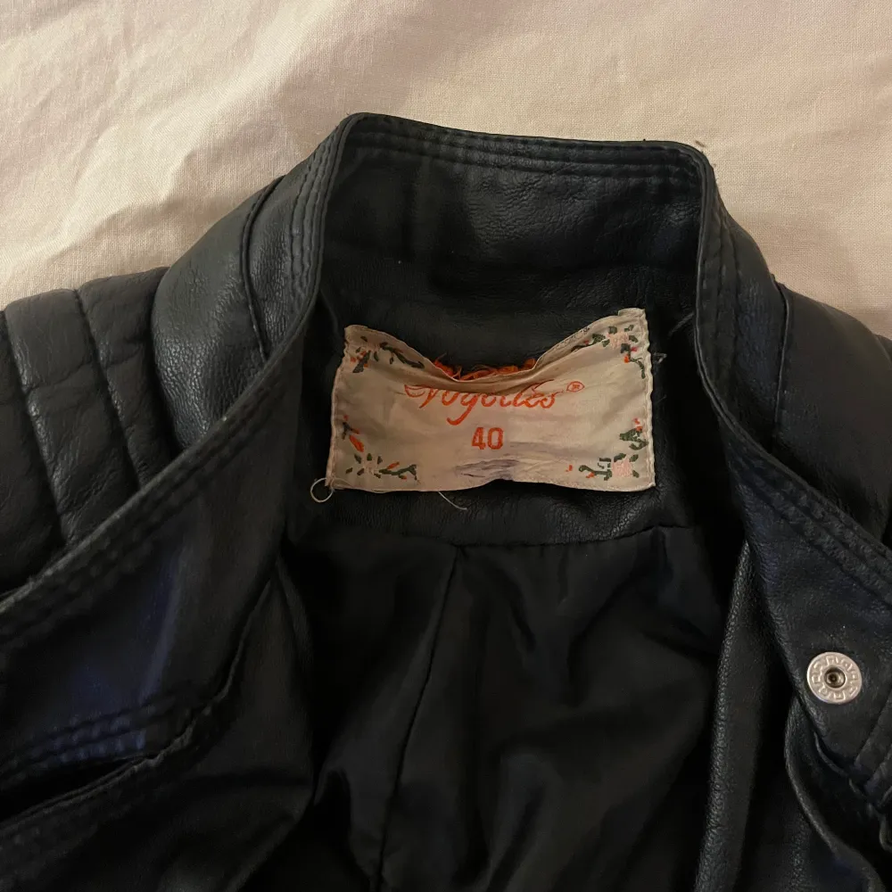 Svart chiquelle moto jacket säljes då den inte kommer till användning, den är i bra skick och normal i storleken. Köparen står för frakten💞. Jackor.
