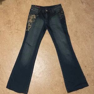 Coola lågmidjade jeans - vet inte vad det är för märke på byxorna men de är i bra skick och lågmidjade. Kan tyvärr inte visa hur de sitter på då de är för små, men det är snygg fit på dom. De är strlk 30 (170/176) men passar lätt en XS/S/M då de är extremt stretchiga. 