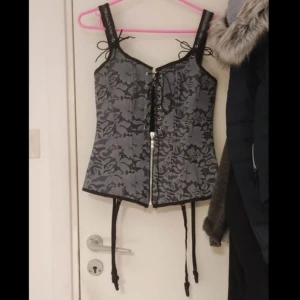 Ny unik korsett🖤 - Köpt på Majsans för 639kr men bara prövad en gång och den passar perfekt, den är slutsåld på sidan. Super bra kvalitet och garters går att ta bort. ✨