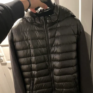 Cardigan  - Säljer en jävligt snygg och sällsynt cardigan från massimo dutti. Ljusgrå och 9/10 i skicket!! 