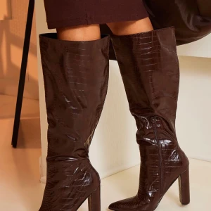 FashionNova Boots - Helt nya, säljer bara för att de inte passar över mina vader. Orginalpris 400kr