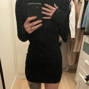 Svart klänning - Klänning med öppen rygg. Oanvänd. 