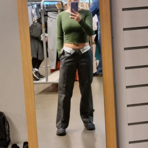 Nya Dickies 874 Grey - Säljer ett par HELT NYA DICKIES i modell 874, gråa. Dessa är super trendiga och väldigt bra kvalitet. De är för små för mig annars hade jag använt dem varje dag😭 Köpt för 699kr säljs för 400kr, köparen står för frakt. Kan mötas i Göteborg💕💕