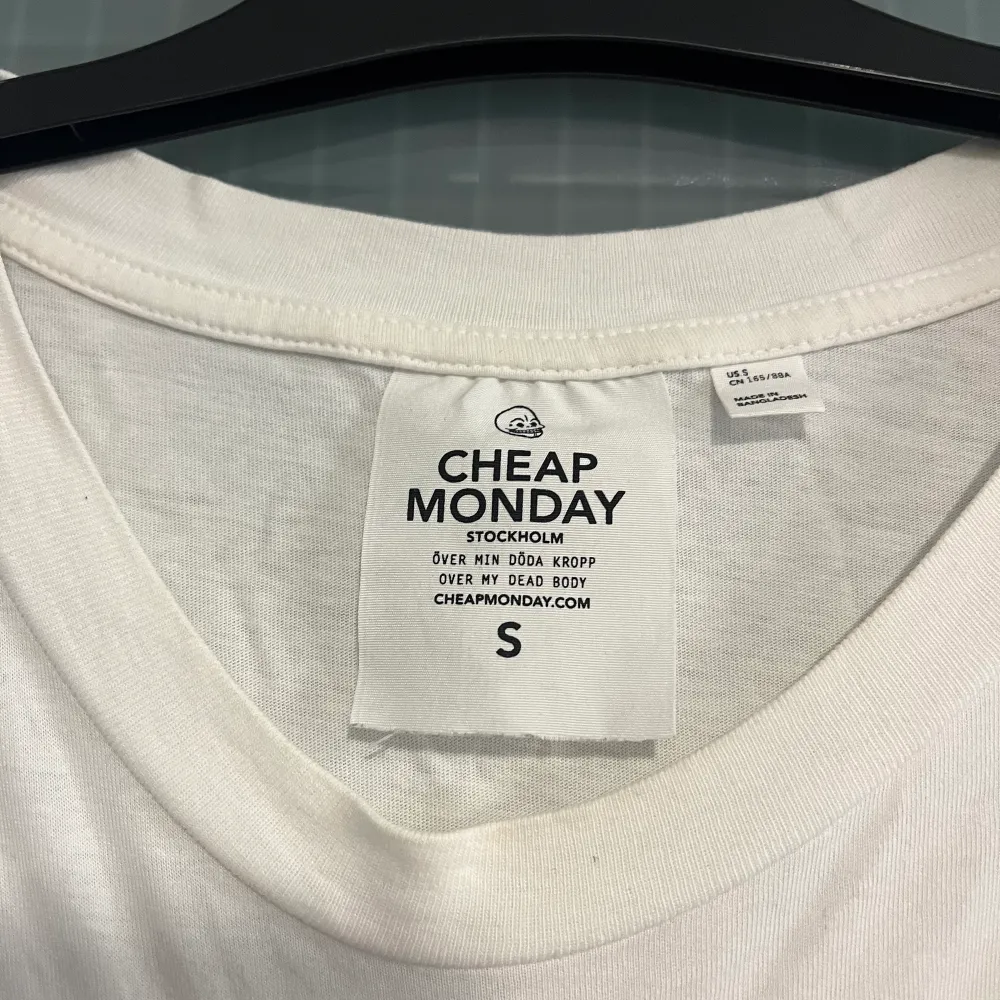 Cheap monday t-shirt vit med en döskalle på bröstet. Aldrig använt. Storlek S . T-shirts.