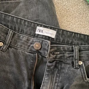 Zara jeans low waist - Jeans från zara. Rätt låg midja. Slits.