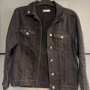 Jacka - Jeans jacka från Gina! Jag har broderat på för skojs skull, (de går att få bort) storlek M