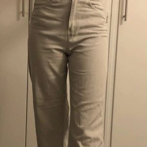 Byxor  - Vit, beige byxor. Köpta i HM storlek 170, säljer dem pågrund av att de e för små, Byxorna är i bra skick.💕