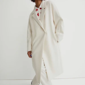 Snyggt oversized kappa - En beige kappa från hm. Köpt för ca 2 veckor sen och aldrig använd, köper då jsg köpt föera anadra kappor och tror jag kommer få minst använding av denna.  173 cm är jag och den är lik lång på mig som mpdellen. Storeök s. Kan mötas eller skicka. 699kr ny.