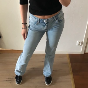 Low waist jeans - Säljer dessa lågmidjade populära jeansen från h&m, bra längd på mig som är 169. Passar S.