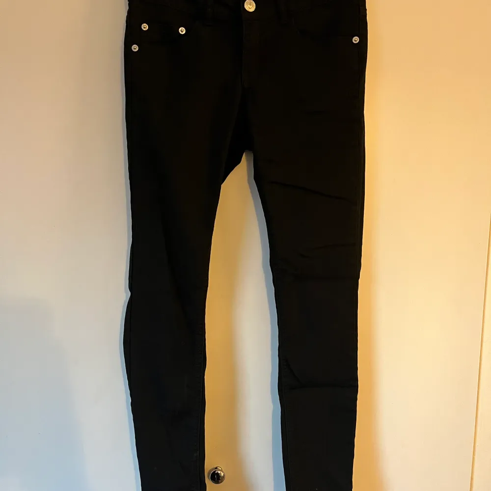 Svarta jeans från Bikbok, oanvända Frakt tillkommer . Jeans & Byxor.