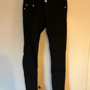Svarta jeans från Bikbok, oanvända Frakt tillkommer 