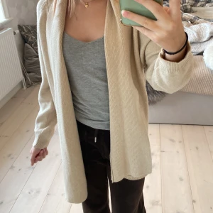 Beige kofta - Super mysig, snygg och skön kofta från zara i storlek 11-12 år (152).  Den är i väldigt bra skick 👍🏻 Frakten ingår i priset💕