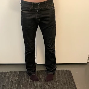 Replay jeans - Lågmidjade/ mid jeans ifrån redplay. Raka i modellen. Jättebra kvalite och sköna. Jag vet inte riktigt storlek 29 i waist. Men jag brukar ha storlek S och ör 165 lång och de ör lite långa för mig.