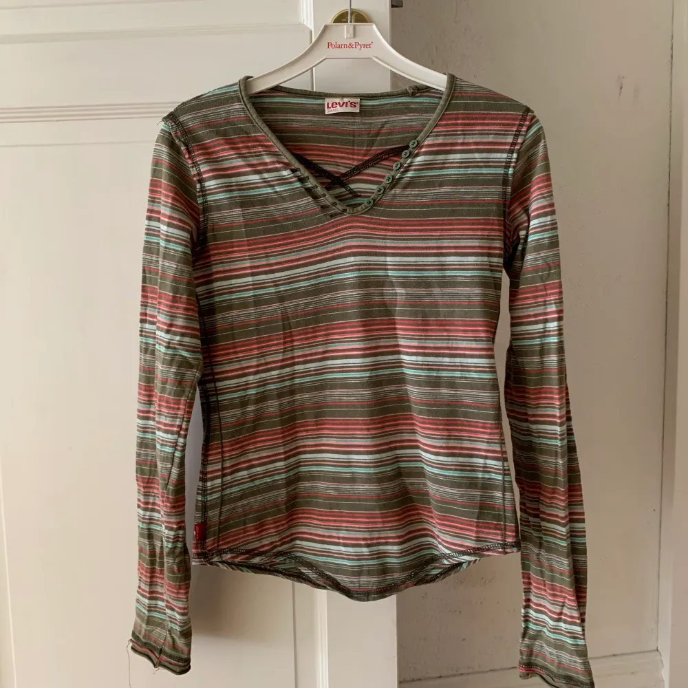 Långärmad tröja från vintage Levis med yk2 stil! Asballt mönster, V-formad vid kanten🤩Helt nytvättad, därav lite skrynklig🫶Kontakta för att köpa💕. Tröjor & Koftor.