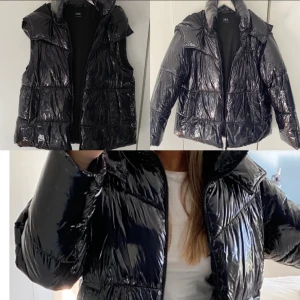 Jacka/väst - Säljer denna jackan, superfint skick. Väldigt bra i alla årstider då det kan vara både jacka och väst. Jag säljer pågrund av att jag har så många jackor redan och denna har bara kommit till användning 2 ggr sen köpt, skriv privat för mer frågor eller prut