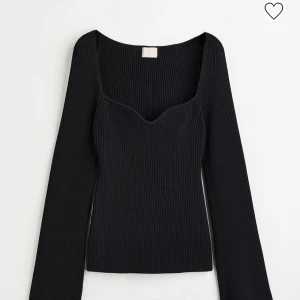 Stickad topp från H&M  - Långärmad stickad topp från H&M. Svart. I tjockt och stretchigt material✨