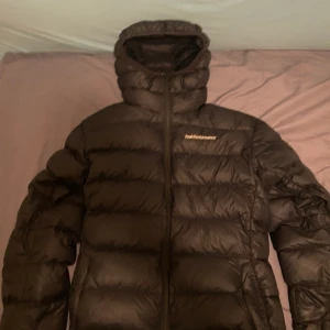  peak performance  - Peak performance jacka lite använd inga skador eller fläckar jätte bra sikt storlek L  Skriv till mig om flera bilder Visar när jag skickar posten genom Snapchat  