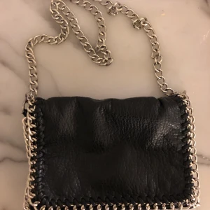 Tiamo väska  - Säljer denna super söta tiamo väskan som jag inte får någon användning av längre! Får plats väldigt mycket i den. 