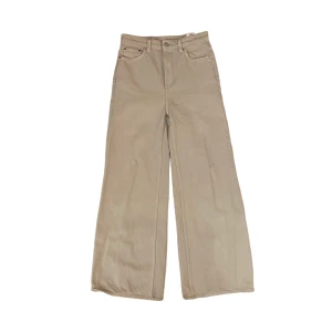 Weekday jeans - Super snygga högmidjade jeans från weekday, storlek W25, L30. dom har använts ett fåtal gånger men har inga skador och är i väldigt bra skick. Säljer för att dom inte kommer till användning.💕
