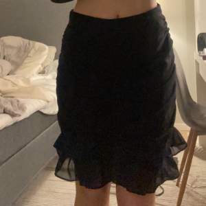 En sjukt fin kjol från NA-KD köpt för 499kr och säljer för 250kr + frakt. Aldrig använd då den är för stor för mig. Finns fler bilder om de är så att man vill ha de💗