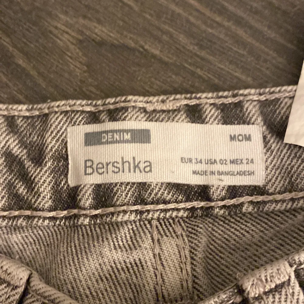 Säljer nu ett par jätte fina jeans från Bershka som är helt oanvända. Säljer dom för att jag inte tycker om dom och det går inte att skicka tillbaka då jag råka riva bort lappen😖 säljer dom för 250 + frakt💗. Jeans & Byxor.