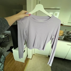 Lila topp 💜 - Superbra skick. Den är croppad, passar till 36/38. Snygg under en kavaj eller liknande.