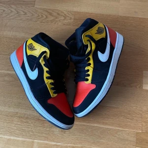 Air Jordan 1 Mid Amadillo Team - Air Jordan 1 Mid Amarillo Team Orange  Pris 499kr  Storlek 41  Modellen är 168cm och väger 85kg, har vanligtvis på sig 36 i byxor och S/XS i tröjor