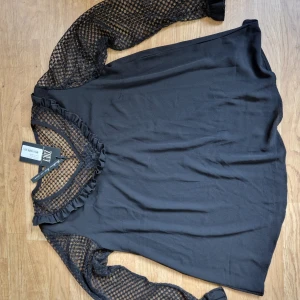 Blus Zoey strl 46/48 - Oanvänd blus från Zoey i storlek 46/48. Lappar kvar.