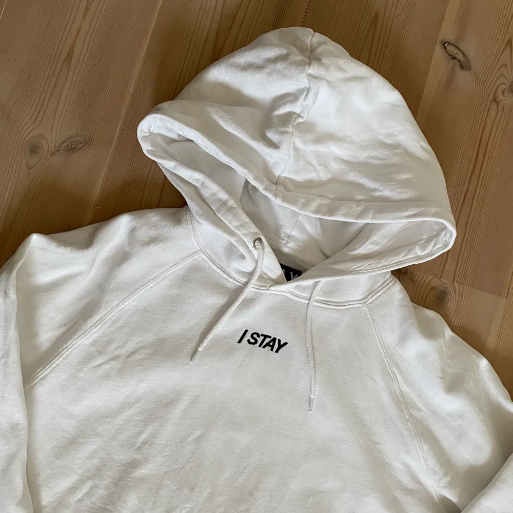 Vit stay hoodie från carlings i mycket bra skick!🦋 •Storlek S •Frakt Tillkommer  • Har du några frågor är det bara att skicka ett meddelande, så svarar jag så fort jag kan.☺️ Ha en fin dag💕♻️. Hoodies.