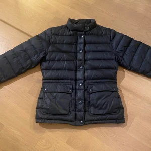Gant dunjacka  - Super fin gant jacka i storlek XS men passar mig som brukar ha S! Den är mörk, mörkblå nästan svart. Säljer då jag inte använder den så ofta. Jackan har en liten slitning på en knapp annars är skicket utmärkt! Buda privat eller köp direkt för 700kr❤️