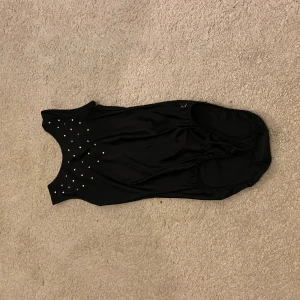 Gymnastikdräkt - Jag säljer en svart fin Gymnastikdräkt från decathlon. Jag säljer den då jag slutat i gymnastik. Storlek 150-160💘