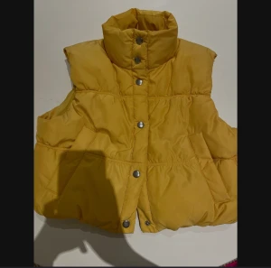 Gul väst strl xs  - Varm och skön. Midjekort i strl xs från Hm diveded 