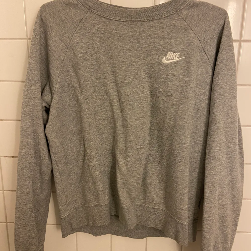 Säljer en grå sweatshirt från Nike, använd några gånger men är i perfekt skick🤍 . Tröjor & Koftor.