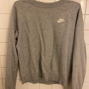 Säljer en grå sweatshirt från Nike, använd några gånger men är i perfekt skick🤍 