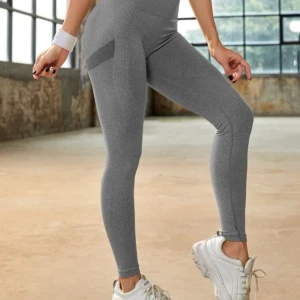 Ljus gråa träningstights  - Säljer nästan oanvända mörkgråa tränings tights. Storlek S. Säljer för 180kr + frakt. Säljer pga att jag inte alls använder leggings längre och har jätte många så bättre att sälja än slänga.