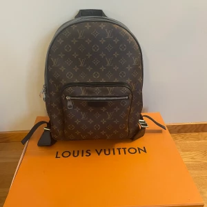 Louis Vuitton Josh - Louis Vuitton Josh i nyskick. Låda, dustbag och kvitto finns och medföljer vid köp. Modellen går inte längre att köpa hos LV vilket har lett till högre pris på den.