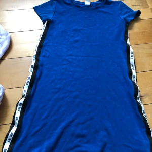 Klänning  - Blå klänning i barnstorlek men passar xxs/xs! Lagom lång på någon som är 1,50-1,60 m. Frakt tillkommer på 49kr!