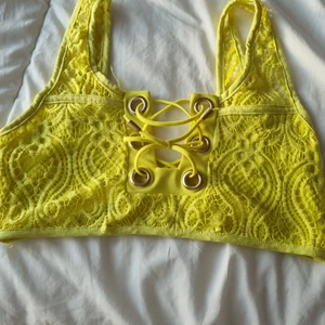 Snygg gul topp - Använt är I gott skick. Storlek L men som M