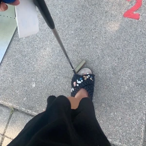 Inuikii  - Jättefina tofflor från inuikii, storlek 39 men sitter som 38. Använda en sommar 😍billigare vid snabb affär