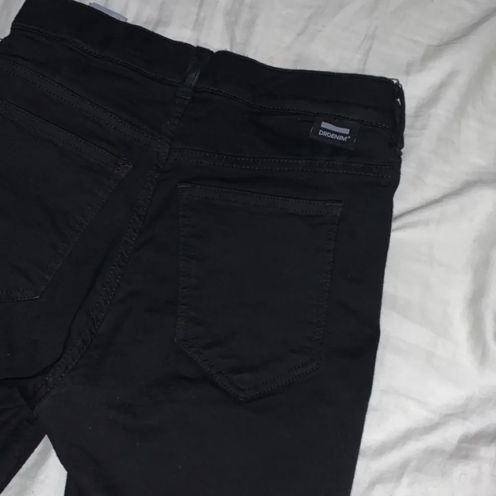 Ett par svarta bootcut drdemin jeans som jag bara haft på mig en gång. Storlek Xs. Jeans & Byxor.