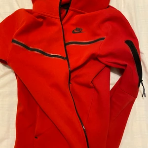 Nike Tech Fleece Hoodie Röd - Endast använd vid enstaka tillfällen, storleken är S men rätt så oversized. Sitter ungefär som M. Cond: 8.5/10.