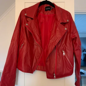 Jacka - Cool röd skinnjacka från Bohoo, aldrig använd så den är i gott skick, lite plastigt/billigt material därav det låga priset!💙
