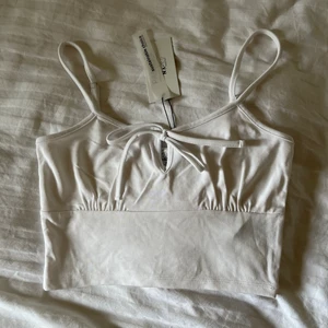Helt ny vit linne topp strl S från NAKD - Helt ny, aldrig använd linne / top / croptop i strl S från NAKD. Med gullig knytning mellan brösten och justerbara band. Frakt 26kr🥰