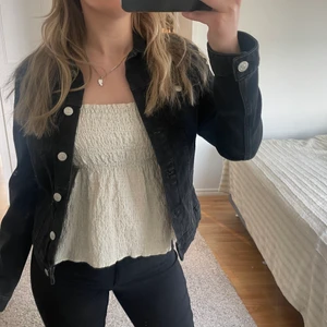 Jeansjacka - Super snygg jeans jacka från Zara i storlek XS, aldrig använd 💞 
