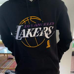 NBA Lakers Hoodie 🏀 Köpt ny i Berlin för 50€! Knappt använd och i toppskick. Storlek herr S. Passar både tjejer och killar.