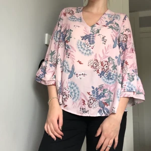 Blommig trekvartsärmsblus - Mer bilder kan skickas vid intresse 🌸 Passar även strl. 36-38